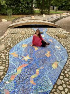 mosaikkunst i Fredriksdal. Flod med fisk lavet af glasmosaik