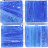 glasmosaik i blålige turkise nuancer 20 x 20 mm