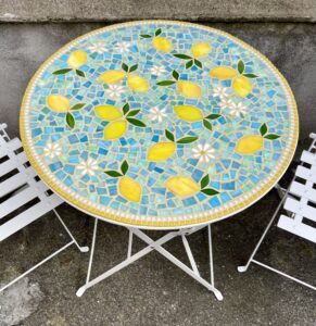 mosaikbord med citroner citrondesign og hvide blomster håndlavet glasmosaik