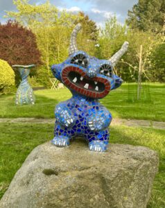 mosaik skulptur blå trold til haven