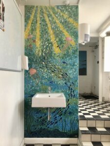 mosaik-kunst, mosaik på væg, glasmosaik der forestiller et hav med fisk, gopler og solstrejf