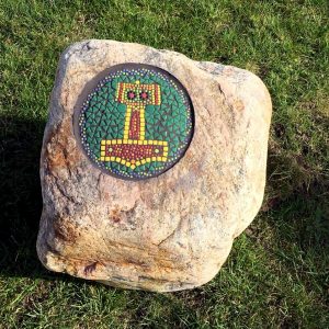 mosaikkunst vikingemotiv på sten til tingsted på skelgårdsskolen