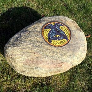 mosaikkunst vikingemotiv på sten til tingsted på skelgårdsskolen