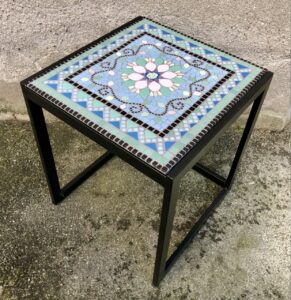 Mosaikkunst, mosaikbord med mosaik af glas og uglaseret keramik