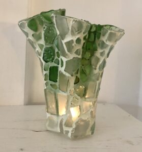 vase med mosaik af strandglas