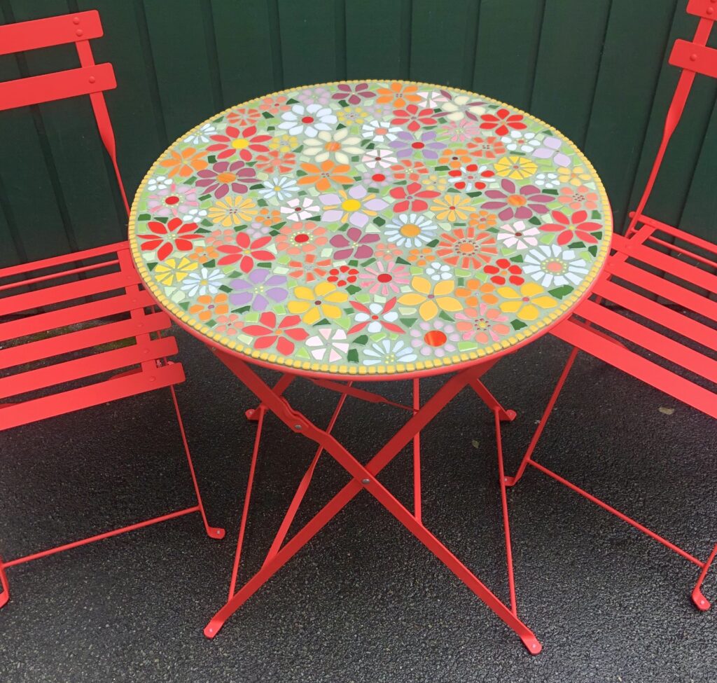 cafebord med mosaik blomster mosaikbord unikt håndlavet