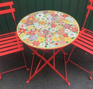 Mosaikbord med vilde blomster design